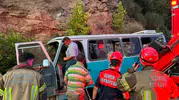 Tire'de tarım işçilerini taşıyan minibüs kayalıklara çarptı
