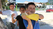 Harçlıklarıyla limonata tozu aldılar, köşe başında siftah bekliyorlar
