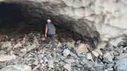 Batmanlılar 45 derecelik sıcaklardan kaçıp kar tünellerine sığınıyor