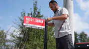 Düzce'de yeni mahallede sokak tabelaları yerini buluyor
