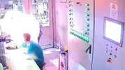 Çakmak ateşlendi, oda alev aldı; patlama anı kamerada