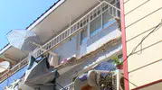 Ümraniye'de apartman balkonu büyük bir gürültüyle caddeye indi