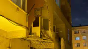 Güngören'de gece yarısı dehşeti 5 katlı binanın balkonu çöktü