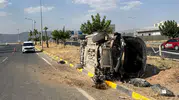 Cizre’de otomobil direğe çarptı