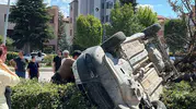 Eskişehir’de ticari araç yoldan çıktı ve ağaca çarparak ters döndü