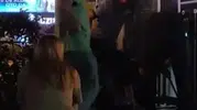 Asansörde bir saat mahsur kaldılar, kapıyı itfaiye açtı