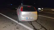 Gece yarısı dehşeti: Bariyerlere çarpan otomobilin sürücüsü hastanelik oldu