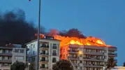 Milas'ta apartman çatısı alevlere teslim oldu Kentin birçok noktasından görüldü