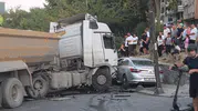 Esenler'de kontrolden çıkan hafriyat kamyonu ortalığı birbirine kattı