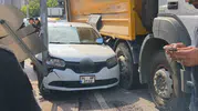 Samsun'da dehşet anları: Kamyon ile direk arasında sıkışan otomobilden mucizevi kurtuluş
