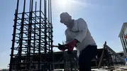 Bingöl’de termometreler 40 dereceyi gösterirken inşaat işçileri çalışmaya devam ediyor