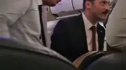 Sağlık Bakanı uçuş sırasında fenalaşan yolcuya müdahale etti