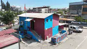 Hatay’daki muhtarlık binası bordo maviye boyandı
