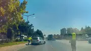 Trafik ekipleri arıza yapan otomobili tek başına itti