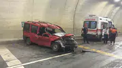 Artvin Cankurtaran Tüneli’nde baba ve oğlunu taşıyan araç kamyona çarptı