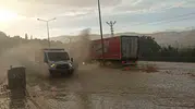 Gürün'de sağanak yolları göle çevirdi, trafik kilitlendi