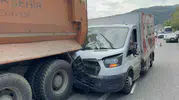 Samsun’da dondurma yüklü kamyonet hafriyat kamyonuna çarptı