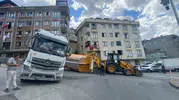 Kağıthane'de kum yüklü kamyonun damperi park halindeki otomobilin üzerine devrildi