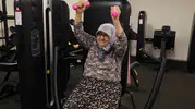 82 yaşında bastonla gelmişti, 10 ayda kendi ayaklarıyla yürüyor