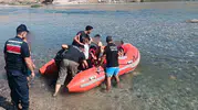 Eğil'de su onları kıstırdı, itfaiye botla yetişti