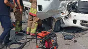 İskenderun yolunda kamyonet tırla çarpıştı 3 yaralı