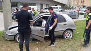 İnegöl yolunda otomobil direğe çarptı
