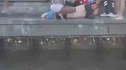 Bebek sahilinde suya dalan adamı vatandaşlar son anda kurtardı