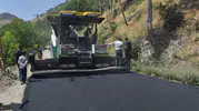 Hakkari'nin köy yollarına sıcak asfalt geliyor