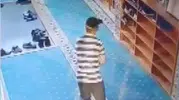 Sultangazi'de cami cemaatinin ayakkabılarını sürünerek çaldı