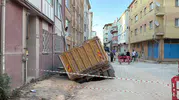 Mamure'de yol çöktü, park halindeki kamyon çukura gömüldü