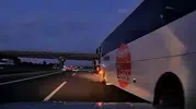 Otobüsün sıkıştırdığı otomobil bariyerlere çarptı