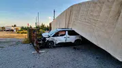 Tırın dorsesi aracın üzerine devrildi, sürücü hastanelik oldu