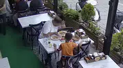 Bedava yemek yemek için kendi kılını yemeğe attı