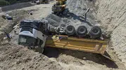 Arnavutköy şantiyesinde kamyon çukura devrildi