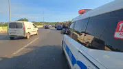 Seyir halindeki otomobil alev aldı, zeytinlik son anda kurtuldu