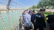 Valinin korumaları kanalda boğulmak üzere olan çocukları kurtardı