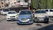 Kavşakta üç araç birbirine girdi, can kaybı yok