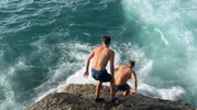 Karaburun Sahili’nde dalgalar arasında ölümle burun buruna geldi