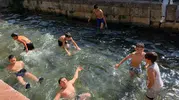 Roma'dan kalma tarihi havuzda çocukların sıcakla imtihanı