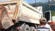 Ardahan Posof yolunda asfalt yüklü kamyon kaza yaptı