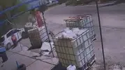 Eskişehir’de kontrolden çıkan otomobil dükkanın içine girdi