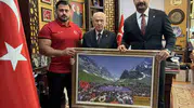 Türk Güreşinin Zirvesinden Bahçeli'ye Anlamlı Ziyaret Kurt Figürlü Milli Forma Hediye Edildi