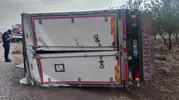 Kamyon şarampole devrildi, yanındaki yolcu yaralandı