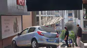 Navigasyonun kurbanı oldu merdivenlerde asılı kaldı