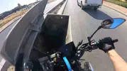 Eskişehir’de motosikletli sürücünün çöp konteyneriyle tehlikeli karşılaşması