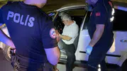 Yolun ortasında direksiyonda uyudu, polis uyandırdı