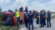 Yangına yetişmeye çalışan itfaiye aracı devrildi