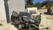 Söke-Kuşadası yolunda dehşet anları: Otomobil havada uçup binaya saplandı