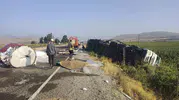 Hatay’da tır kazası sonucu devasa rulo saclar yola saçıldı
