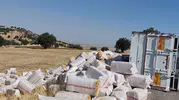 Çermik'te saman yüklü kamyon devrildi, yaralanan yok